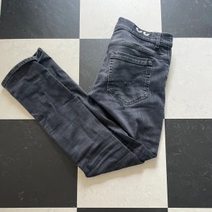 Dondup jeans - Tjena! Vi säljer nu dessa riktigt feta Dondup jeansen i den kända modellen George // Skick 8/10 // Nypris: 2500 Vårt pris: 899 // Vid frågor eller funderingar kom pm🙌
