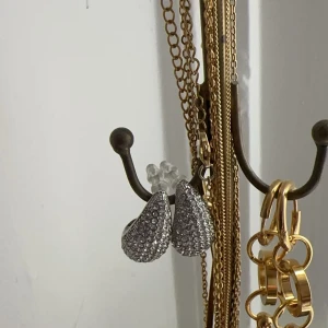 Glittriga örhängen - Super fina örhängen jag fick i present säljer då jag använder guld smycken, helt nya inte ens testade❤️