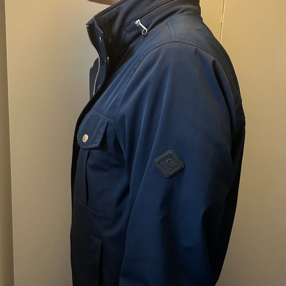 Snygg marinblå ”bailey poly jacket” från J.Lindeberg. Storlek S, men sitter som M! Den är som nyskick, inga defekter, nypris runt 3500. Skriv för fler funderingar . Jackor.