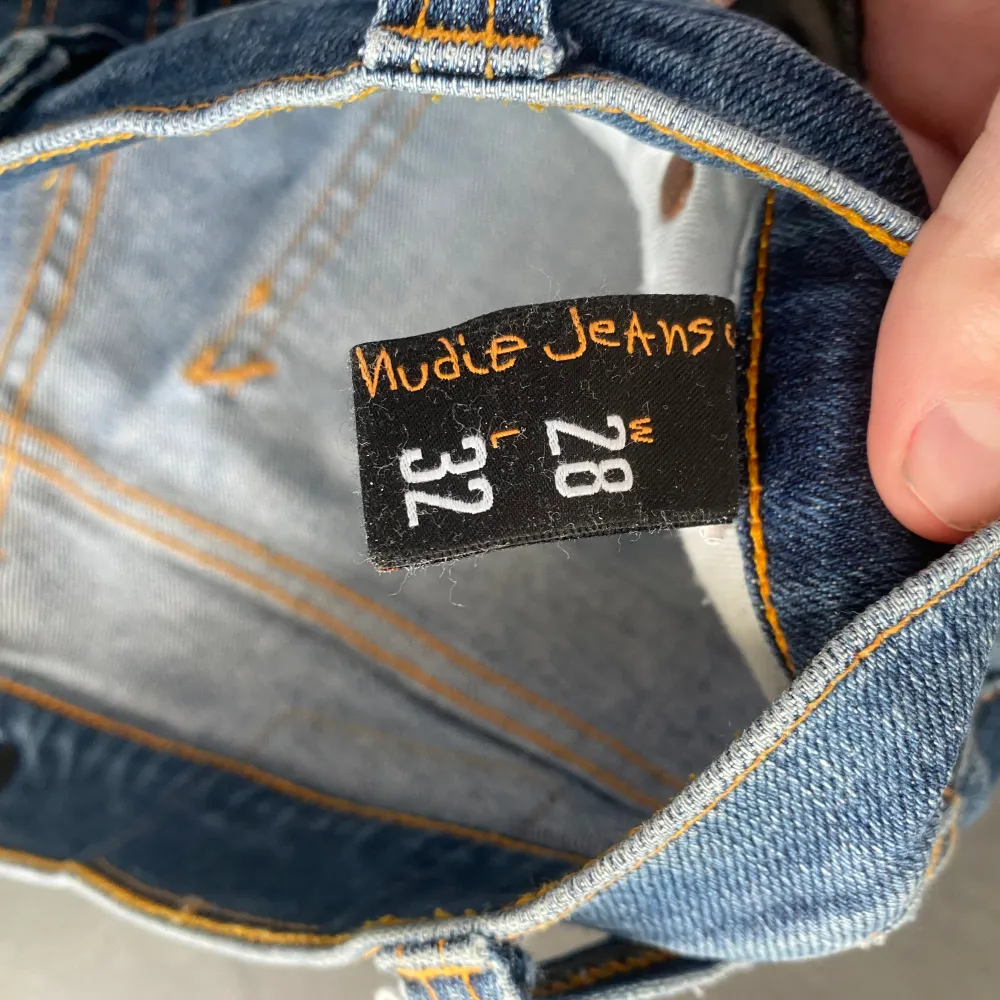 Säljer dessa slim fit Nudie jeans i storlek 28/32 passar (160-165). Hör av er vid frågor och ge även prisförslag!👀. Jeans & Byxor.