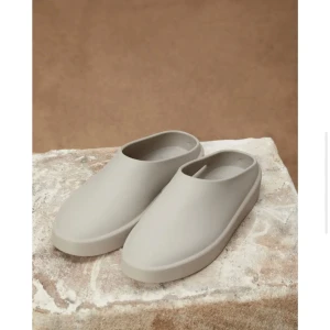 Fear of god california - Helt nya skor av fear of god. Köpta via hemsidan, kvitto finns. Aldrig använda.  Köpte fel storlek, passar 37-38 Beige  Nypris ligger på ca 3000kr