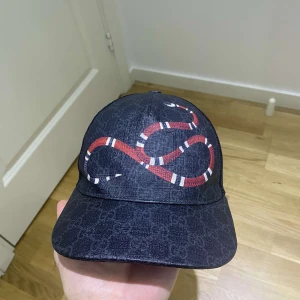 Gucci snake - Säljer allt du ser på bilden tillsammans och inte per föremål utan säljer allt direkt (inget byte) 