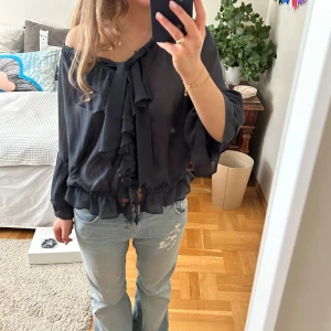 Mesh blus /topp med volang - Mesh topp/ blus med volanger och snörning! Lätt genomskinlig då det är mesh💞