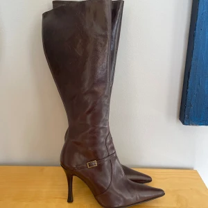 Äkta läder kneeboots  - Superfina knee boots i äkta läder från Italien, köpta för 115 euro. Knappt använda i storlek 38