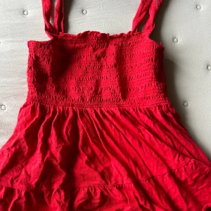 Röd Topp - Röd söt liten topp från odd molly. Storlek S/XS