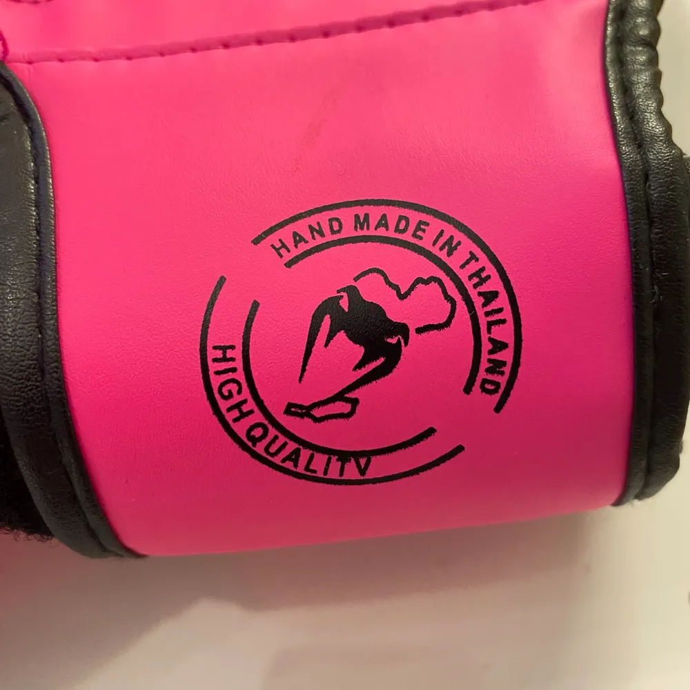 Helt nya boxningshandskar från Venum i rosa. . Sport & träning.
