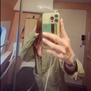 Grön jeansjacka - Använde den förra året men kommer inte till användning längre den är perfekt på sommaren/våren 💕💕