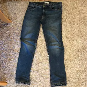 Feta Asos jeans med bra passform till ett riktigt bra pris! Modellen på bilden är 181cm lång. Ingen skada/defekt på dessa jeans. Snygg färg. Storlek 32x32. Kontakta för fler bilder eller om du har någon fråga 😀