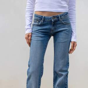 Blåa lågmidjade jeans från Subdued i storlek 38. Skulle säga att de passar en med storlek 36 bättre. De är aldrig använda så inga defekter