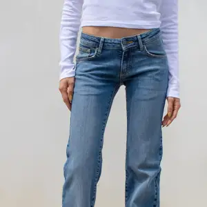 Blåa lågmidjade jeans från Subdued i storlek 38. Skulle säga att de passar en med storlek 36 bättre. De är aldrig använda så inga defekter