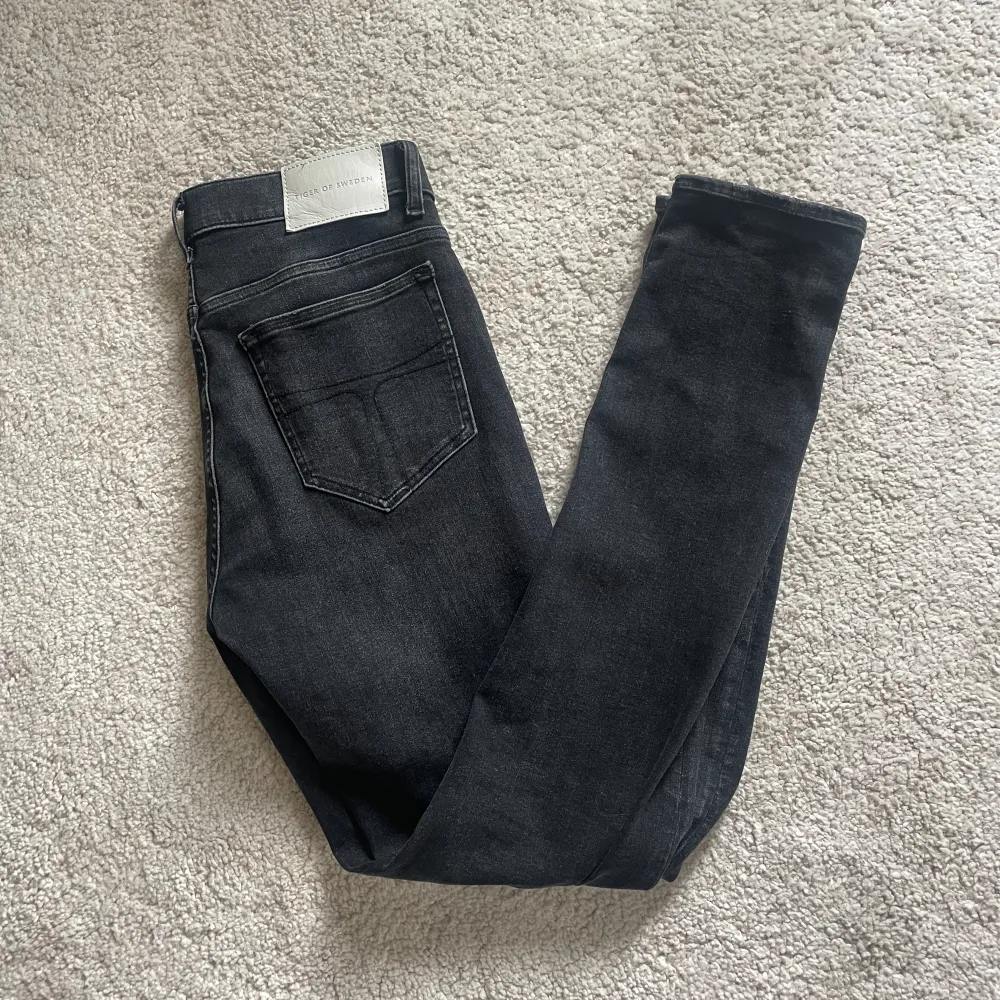 Säljer dessa riktigt snygga jeans från tiger of Sweden i slim passform o toppskick. Hör av er vid funderingar!. Jeans & Byxor.