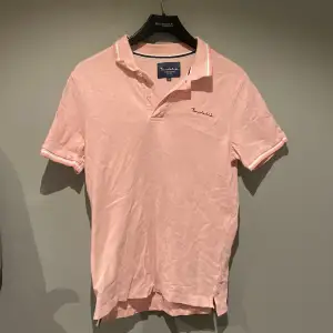 •Bondelid piké rosa. Condition 8/10. Pris: 149 kr✅ Conditon: 8/10💯 intresse av golf? Kika in våra golfprodukter! TikTok: second.drive | Instagram: second.drive.golf | Adda snap vid intresse av produkter👍: second.drive