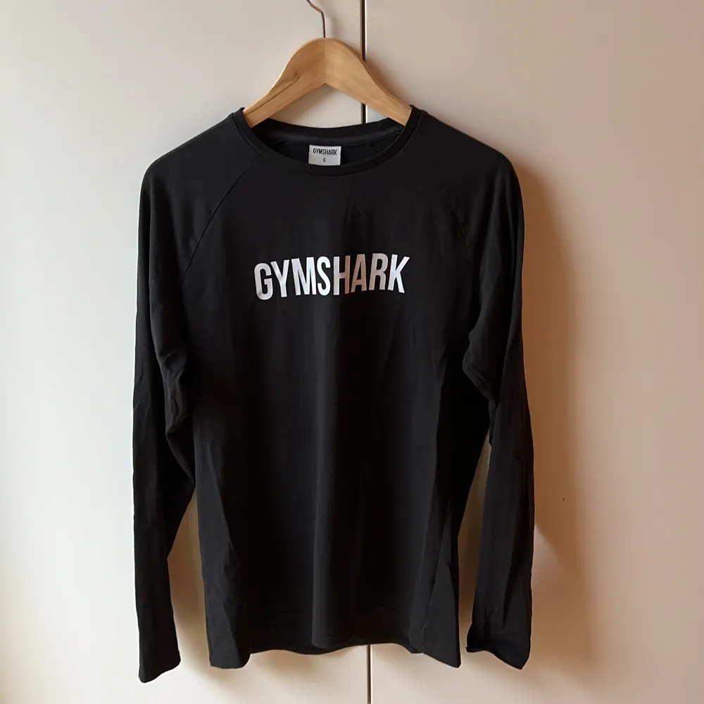 En sparsamt använd gymshark sweater! Storlek S  [ OBS, köper du fler varor bjuder jag på frakten🤌🏻]. Sport & träning.