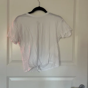 T-shirt  - Axlar är 38cm och längden 42cm bra stick är lite genom slinkig eftersom det är en vit t-shirt 👌🏻🫵🏻 men skön.