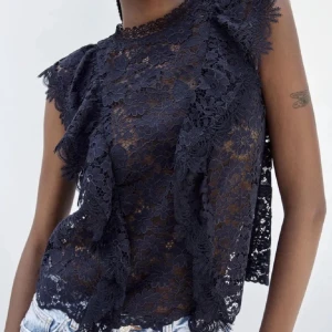 Zara spets topp - Säljer den här spets toppen från zara. Den är nästan aldrig använd och är i storlek Xs