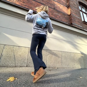 ARRAY ljusgrå M - RABBAT PÅ 30%!!! En ljusgrå Array hoodie i storlek M🩶🩶