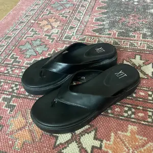 Skit snygga platå sandaler som tyvärr är för små för mig:( Bara använda 2-3 ggr så i fint skick! Storlek 36.