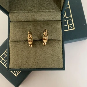 Edblad örhängen  - ( lånad bild) Säljer dessa guldiga Edblad örhängen då de tyvär inte kommer till användning längre. Vid eventuella frågor eller funderingar kom privat 💓