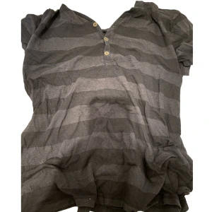 Drainer emo tröja  - Använd men i helt ok skick. Har ett litet hål bakom ryggen men man ser inget när man har på sig den