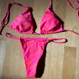 Bikini - Så snygg bikini!! Lapparna är avklippta så vet tyvärr inte varifrån de kommer eller vilken storlek men uppskattar S💗