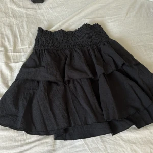 Kjol från Shein - Använd ett fåtal gånger och är inte sliten. Köpt för ca ett år sedan, och är bra kvalitet.