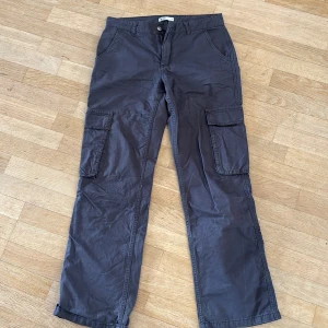 Cargo pants - Säljer mina lowaist cargobyxor eftersom det inte är min stil längre, byxorna har några märken från snusdosor i bakfickan men inget man tydligt ser(se tredje bilden)