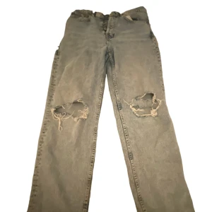 Blåa håliga jeans  - Använd några gånger men är i bra skick 