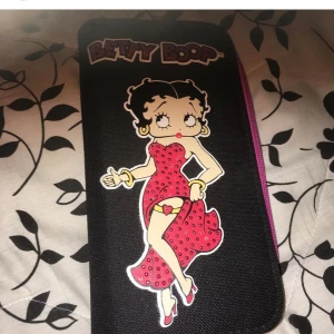 Betty boop plånbok - Använd men saknar några stenar på hennes klänning
