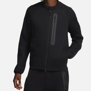 Nike tech fleece - Hej säljer denna tröja som jag fick i julklapp men har inte kommit till användning. Hör av dig om du har frågor. ALDRIG ANVÄND