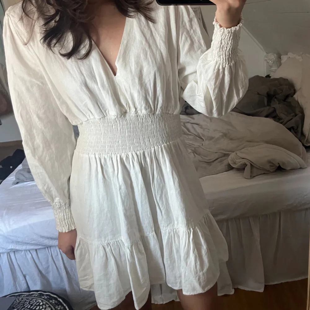 super somrig vit zara klänning som jag tror inte säljs längre. första bilden är lånad❣️ storlek S men passar nog båda xs och m!. Klänningar.