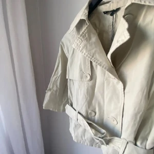 Trekvartsärmad jacka - Såå fin Trekvartsärmad jacka i en fin beige färg! Storlek 38 men motsvarar 36. Köpt vintage och inga defekter💕💕