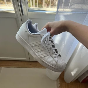 Adidas superstars  - Använda men i väldigt bra skick och har mycket kvar att ge. Köparen står för eventuell frakt. 🌷
