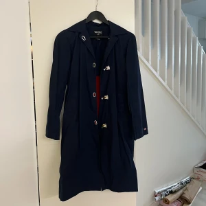 Mörk blå kappa - Är i fint skick & oanvänd!