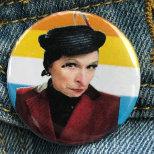 Superhjältejul pin - Pin med gjerta från julkalendern 2009 superhjältejul. Aroace flaggan i bakgrunden. Går att byta till annan bakgrund 