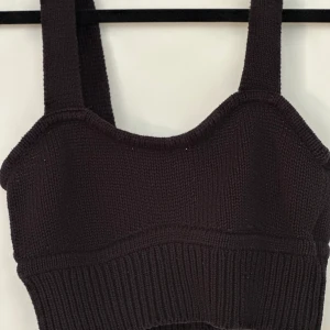 Svart och Vit virkade toppar - En svart och en vit virkad topp, båda i storlek S från Devided🦨 Båda är i bra skick då jag inte har använt någon av de så mycket! Jätte söta inför sommaren! Båda ingår. 