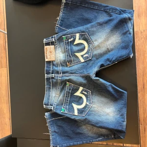True religion Jeans - Storlek 34, jävligt goa byxor, med feta detaljer. Rätt använda men sitter som en smäck å jävligt stil rena! 