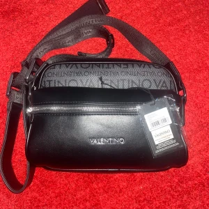 Valetino axelväska  - Hej säljer min helt nya Valetino axelväska som jag endast testat.  Den är helt ny och är köpt för 1100kr  Säljer för 800kr pris kan diskuteras vid snabb affär. 