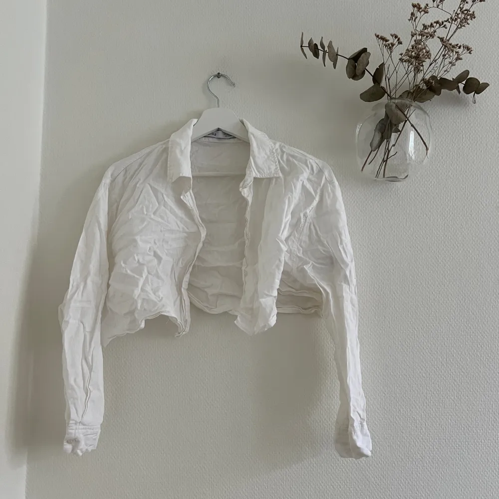 Kort vit skjorta från bershka endast använd 1 gång! Storlek M. Toppar.