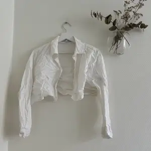Kort vit skjorta från bershka endast använd 1 gång! Storlek M