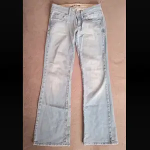 Så snygga jeans som jag säljer åt min vän! I princip som nya utan slitningar på benen 💕mått: midjemått rakt över 37cm, grenhöjd 17cm, innerbenslängd 76cm och lårbredd 20cm