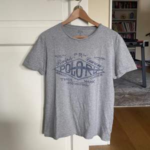 Säljer denna galet feta Ralph Lauren T-shirt | Storlek S | Inga defekter | För mer frågor eller funderingar kom pm! |Bild från @studiogepard, 180cm och 80kg