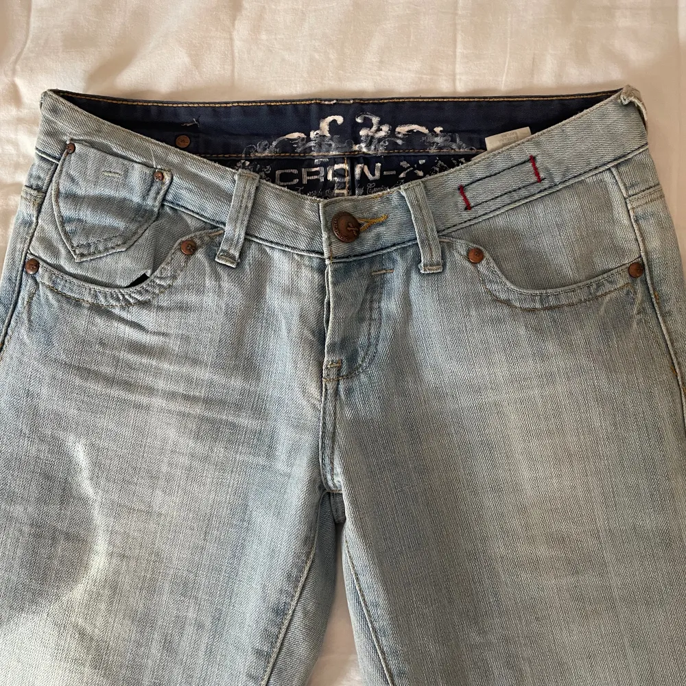 Jättefina lågmidjade jeans som tyvärr är för små för mig, midjemått 37 cm o inerbenslängden 83 cm, lite utsvängda nere vid benen. Jeans & Byxor.