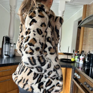 Pälsjacka - Aldrig använd bara testad, från nakd i storlek 34