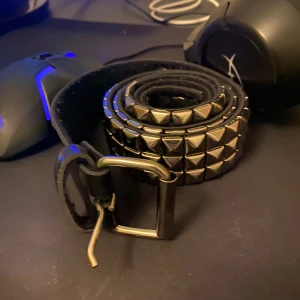 Nit bälte - Fett Nitbälte används inte då de är lite för stort för mig☹️☹️ tror de är 110 eller 120cm långt kan mäta om ni undrar 