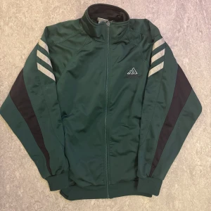 Adidas Zipup - Skön adidas zipup perfekt till kalla sommar nätter! STL M/L
