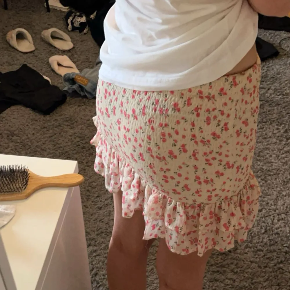 Supersöt blommig kjol, perfekt till sommaren!!💞💞 Jag har vikt ner den så den blir lägre i midjan, så man kan välja lite själv hur man vill ha den🥰. Kjolar.
