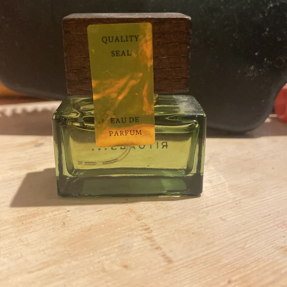 Säljer den här rituals parfym mini för att jag redan har den stora aldrig använd luktar jätte gott fick den för ungefär ett halvårsen kan tänka mig ett lägre pris . Accessoarer.