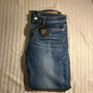 Jag har ett par slim fit jeans till salu. De är riktigt snygga och passar perfekt för en modern look. Ge din stil en extra edge med dessa slim fit jeans Byxorna är aldrig använda och köpa för 500kr Mitt pris 200kr