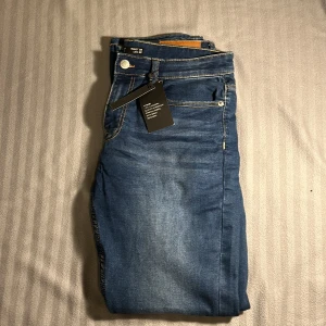 Slim fit jeans - Jag har ett par slim fit jeans till salu. De är riktigt snygga och passar perfekt för en modern look. Ge din stil en extra edge med dessa slim fit jeans Byxorna är aldrig använda och köpa för 500kr Mitt pris 200kr