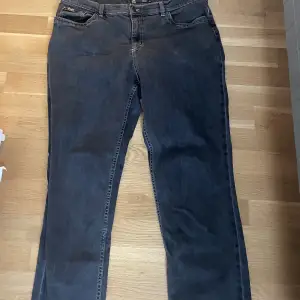 Svart gråa jeans märket pet 